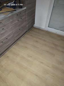 Photo de galerie - Pose de revêtement de sol clipsable, avec découpes et finitions soignées.