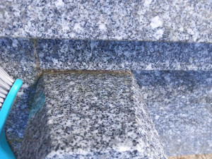 Photo de galerie - Nettoyage pierres tombales, joints