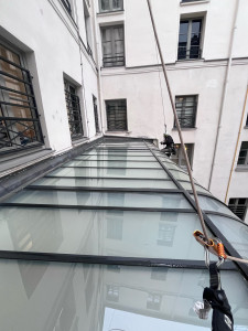 Photo de galerie - Nettoyage de vitre en accès difficile 