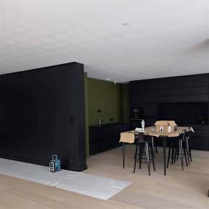Photo de galerie - Transformation d'un espace de vie avec travaux de peinture de haute précision. Contrastes modernes, préparation des supports et finitions impeccables.