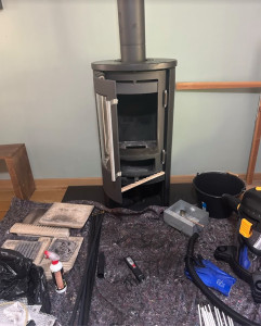 Photo de galerie - Ramonage d’un poêle à bois