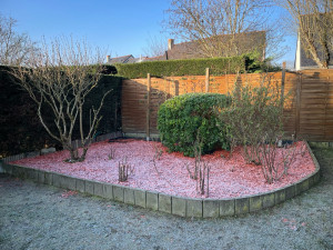 Photo de galerie - Remise états de massif taille arbuste et poses toile + copeaux bois rouge 