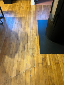 Photo de galerie - Renforcement du plancher et reprise du parquet endommagé (changement de certaines lames) 
