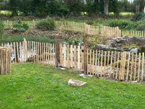 Photo de galerie - Installation de ganivelles autour de la mare, créations d’un portillon pour sécuriser les enfants en bas âge 