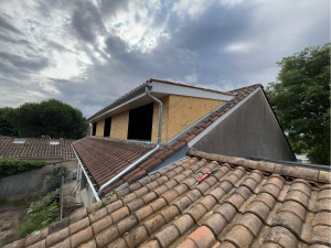 Photo de galerie - Création d’un chien assis en ossature bois sur la longueur de la maison . 
