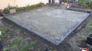 Photo de galerie - Pose de bordure plus déchets de carrières afin de stabilisé le sol à l'aide d'une plaque vibrante (dammeuse).