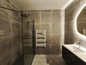 Photo de galerie - Salle de bain complète :
carrelage,  cloisons,  plomberie,  ameublement 