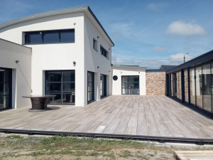 Photo de galerie - Terrasse 100m2 carrelage 30x160 ep 2cm
 posé sur plots 
