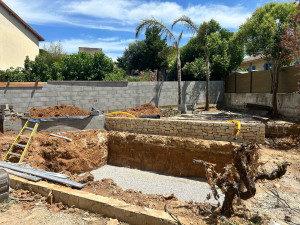 Photo de galerie - -muret en pierre , mur de clôture ,lit de gravier pour pose piscine , pose de palissade 