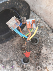 Photo de galerie - ⚠️On ne s'improvise pas électricien. 
Deux fils à ne pas mélanger. 
Le bleu avec les bleus comme neutre et le fils vert/jaune qui est la terre qui reste uniquement avec les terres. 
Les autres sont en général les phases donc danger ⚠️