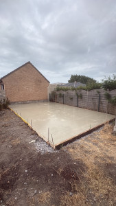 Photo de galerie - Réalisation d’une dalle béton de 40m2 avec décaissement + fondation + treillis. ✅