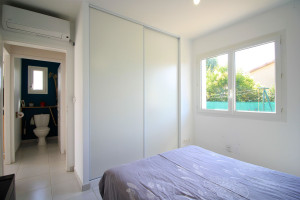 Photo de galerie - Création d'un espace placard : portes coulissantes + aménagement intérieur 