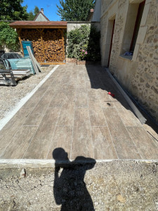 Photo de galerie - Terrasse dalles céramique 30x120 imitation bois