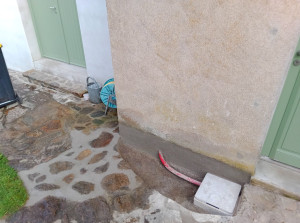 Photo de galerie - Création d'un parterre de fleurs reprise d'enduit bas du mur et reprise joint de pierre au Sol + pose couvercle de regard 