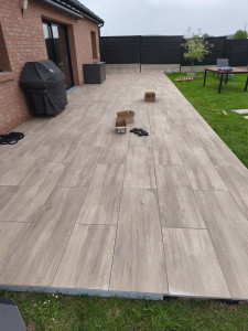 Photo de galerie - Réalisation d'une terrasse sur plots .