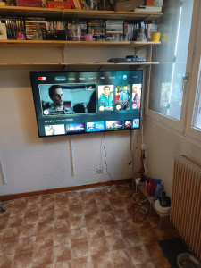 Photo de galerie - Pose d'une télé de 130 cm sur un mur placoplâtre doublé 

très heureux d'avoir pu améliorer le confort de ma cliente qui est extrêmement sympathique 

Merci pour ta confiance Lulu.L 