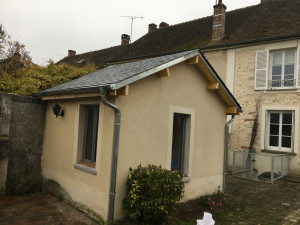 Photo de galerie - Remplacement de l’ancienne toiture par cette magnifique couverture en ardoise, accompagnée de ses ouvrages d’étanchéité en zinc et de ses deux élégantes gouttières. Un rendu à la fois esthétique et durable,une étanchéité optimale face aux intempéries