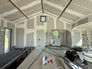 Photo de galerie - Pose et jointoiement de placo sur une maison de 300m² à Antibes, plafond rampant et arches