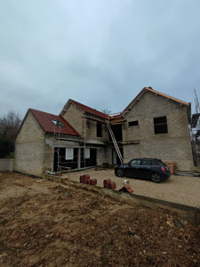 Photo de galerie - Toiture neuve en tuiles plates avec gouttières, bandes de rive, noquets et terrasson en joint debout cuivre