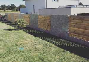 Photo de galerie - Création d'une clôture avec soubassements en pierre maçonnée