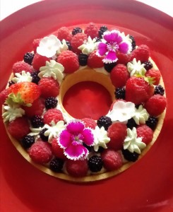 Photo de galerie - Tarte couronne aux fruits et crème chantilly mascarpone. Pâte sablée et crème fait maison 