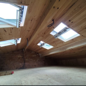 Photo de galerie - Après travaux de rénovation des combles avec évacuation complètement ainsi que de l'ancienne isolation au sol, pose d'une nouvelle isolation, création de fenêtres de toit type VELUX, création d'un plancher, pose d'un mat d'antenne, pose de lambris.