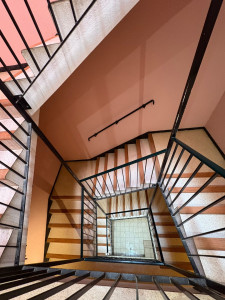 Photo de galerie -  Ménage de résidence réalisé avec soin : parties communes propres, sols entretenus et environnement sain pour les résidents