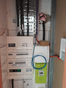 Photo de galerie - Installation tableau dans un cabinet de medecin