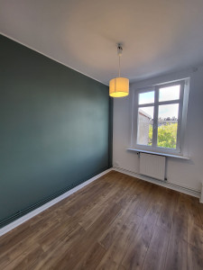 Photo de galerie - Rénovation complète avec préparation des supports, deux couches d’enduit, ponçage soigné, deux couches de peinture blanche et création d’un panneau vert. Finition classe A pour un rendu haut de gamme, lisse et impeccable.