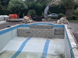 Photo de galerie - Rénovation d’un bassin en carrelage / création d’une banquette et d’un escalier. revêtement liner 3D gris 