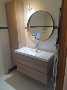 Photo de galerie - Pose d'ensemble  lavabo meuble suspendu + armoire suspendu+miroir .