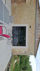 Photo de galerie - Création d'une ouverture porte fenêtre 
avec habillage enduits imitation pierres 