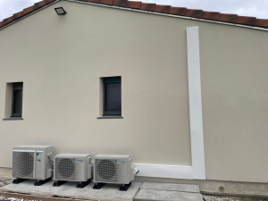 Photo de galerie - Pose des groupes extérieur pour les deux climatisation ainsi que la pompe à chaleur 