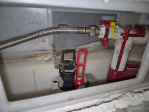 Photo de galerie - Réparation WC suspendu : remplacement du mécanisme et fuite supprimée.