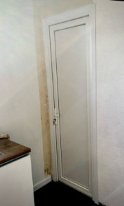 Photo de galerie - Pose d’une porte de service en pvc