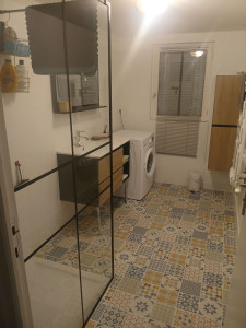 Photo de galerie - Pose sol stratifié et éléments sanitaires. 