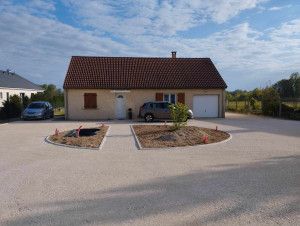 Photo de galerie - Remise en forme d'une cours avec création de massif 