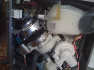 Photo de galerie - Dépose de la pompe de cyclable d'un lave vaisselle pour enlever un corps étranger.