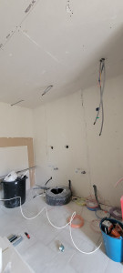 Photo de galerie - Création de cloison, doublage des murs et plafonds, pose ossatures, bandes à joints, ponçage, peinture et enduit décoratif, toile de verre et papier peint...
