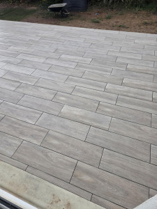 Photo de galerie - Passe de carrelage effet bois terrasse