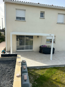 Photo de galerie - Pose d’une pergola bioclimatique 