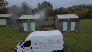 Photo de galerie - Nettoyage des bacs acier sur le site archéologique de Pincevent, La Grande-Paroisse.