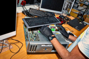 Photo de galerie - Mes interventions couvrent l'ensemble des problématiques courantes : dysfonctionnements logiciels, infections par virus ou malwares, pannes matérielles, maintenance préventive et optimisation des performances.