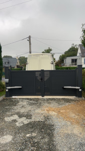 Photo de galerie - Seuil, piliers, pose du portail et pose des moteur avec alimentation 