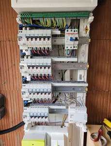 Photo de galerie - Installation d’un tableau électrique moderne et sécurisé – courant fort et faible.
