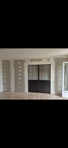 Photo de galerie - Pose cloison avec porte verrière coulissante.