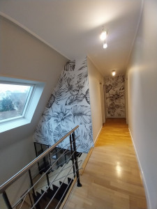 Photo de galerie - Réfection d'une cage d'escalier mise en peinture et pose de papiers panoramiques. 