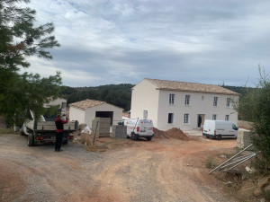 Photo de galerie - Pose de charpente type fermettes plus couverture  zingue et charpente traditionnelle réalisation de 300m2 de couverture tuile mécanique 