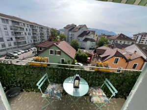 Photo de galerie - Aménagement d'un balcon avec les feuillages sur la barrière, l'installation d'une table des chaises et une moquette
