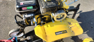 Photo de galerie - Entretien complet d'un motoculteur. Vidange moteur, remplacement du filtre à air, mise à niveau de l;huile de transmission
